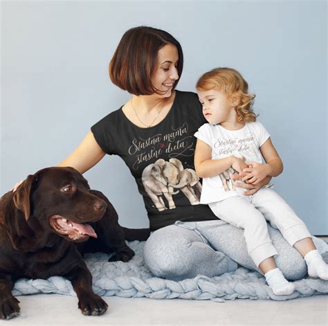 Šťastná mama objímajúca dieťa