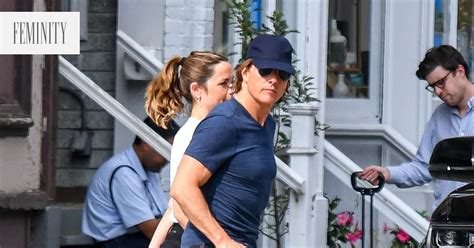 Ilustrácia rodiny, ktorá sa drží za ruky