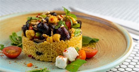 farebný tanier so zeleninou a bielkovinami