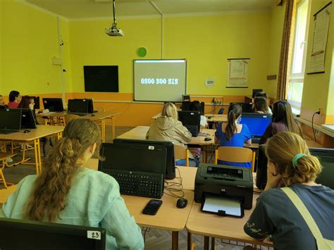 slnečná nudapláž s ľuďmi relaxujúcimi na dekách