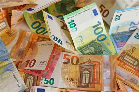 Prehľad rôznych materiálov a štýlov obálok na peniaze