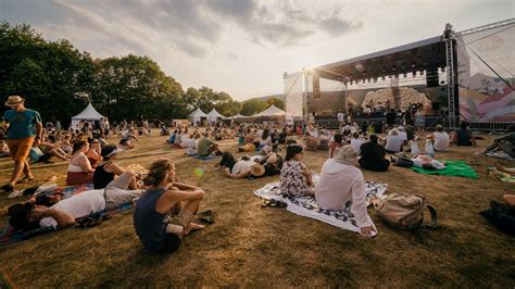 atmosféra letného hudobného festivalu a radosť z komunity
