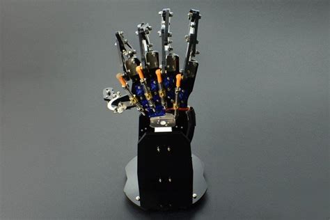 Robotická ruka vytvárajúca obrázok na základe textového popisu