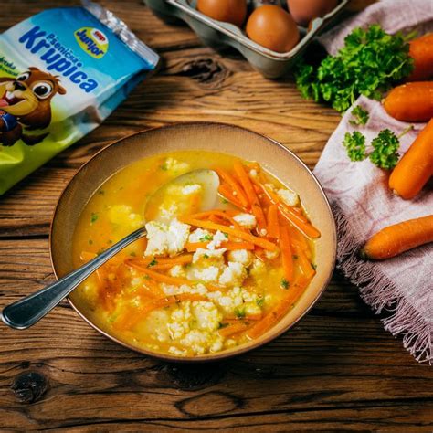 Miska krémovej kukuričnej polievky s petržlenovou vňaťou