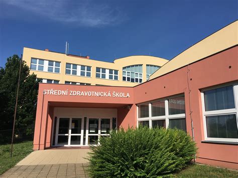 Škola s oznamom o zatvorení
