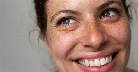 žena s úsmevom jediaca