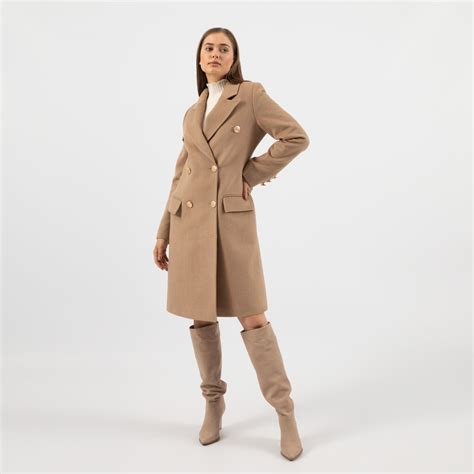 žena kráčajúca s ťažkosťami