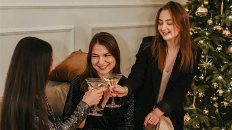 žena si kontroluje spodnú bielizeň