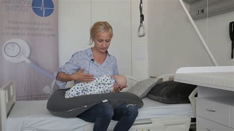 Ilustrácia správneho prisatia dieťaťa k prsníku