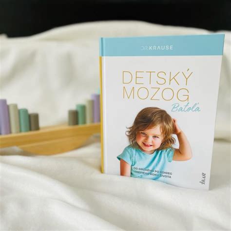 Batoľa otáča stránky knihy