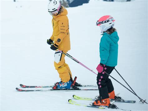 Skupinová lyžiarska lekcia pre deti s inštruktorom