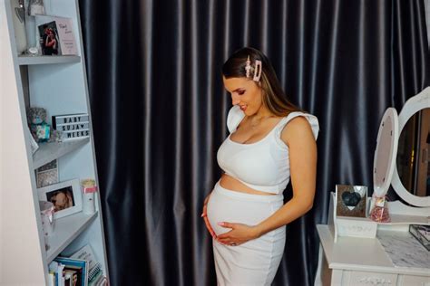 Bábätko na brušku sa snaží dosiahnuť hračku