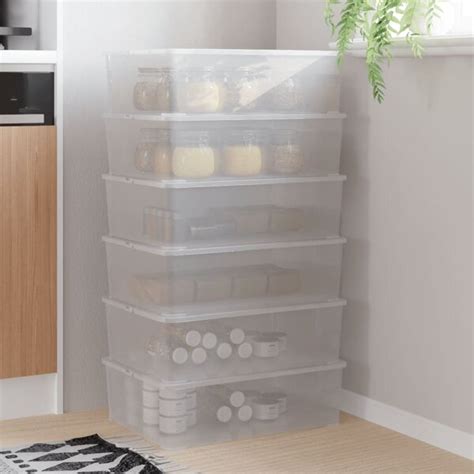 Plastové úložné boxy v materskej škole s farebnými hračkami