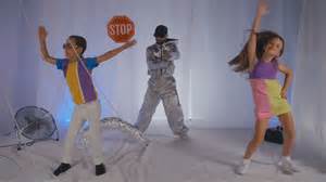 Ilustrácia dieťaťa s rôznymi symbolmi inteligencie a kreativity