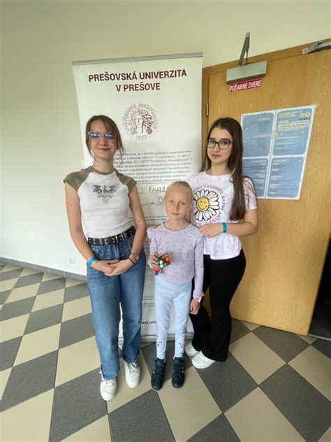 Ilustrácia učiteľa pracujúceho s malou skupinou nadaných detí