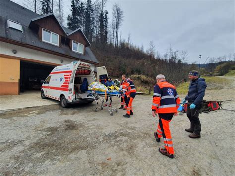 Záchranár s prenosnou odsávačkou v sanitke