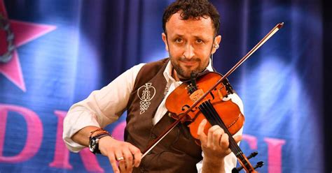 Mladý Ondrej Kandráč s husľami