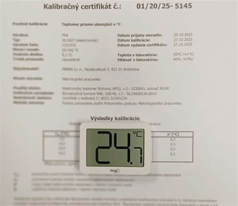 Teplomer ukazujúci extrémne hodnoty v interiéri auta