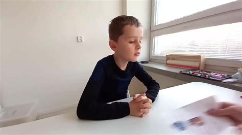 Osobný asistent pomáhajúci dieťaťu s autizmom pri voľnočasovej aktivite