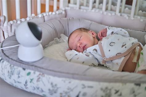Otec mení plienku novorodencovi na prebaľovacej podložke