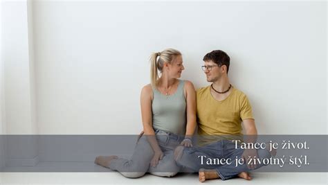 Pár diskutujúci o možnostiach antikoncepcie