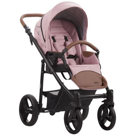 žena vyberá ružový kočík