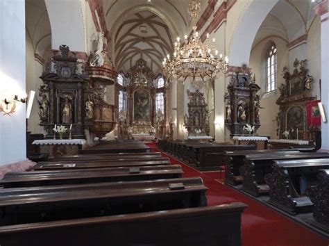 Interiér Kostola sv. Michala Archanjela s pseudogotickým oltárom