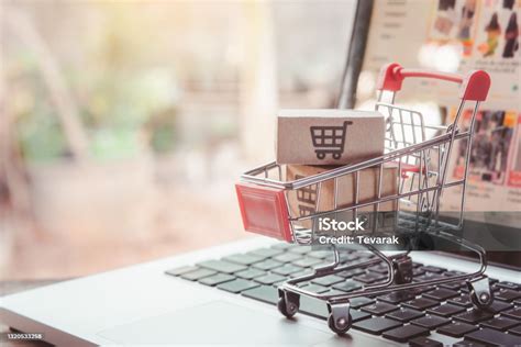 online nákup na notebooku s balíkom pri doručení