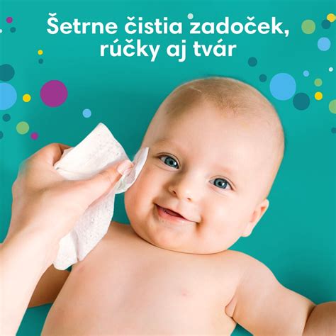 Dieťa s usmiatou tvárou a vlhčené obrúsky Pampers v pozadí