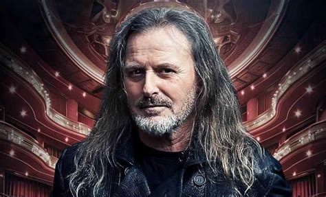 Josef Vojtek na divadelnom pódiu v muzikáli