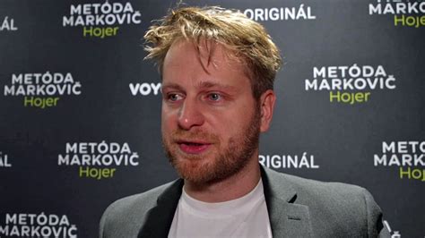 Peter Brajerčík v role moderátora z filmu Kto je ďalší?