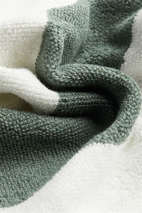 Detailná fotografia textúry bambusovo-bavlneného froté materiálu plienok Petit Lulu