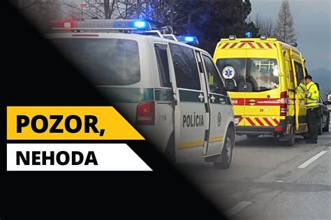 Záchranné vozidlo a personál na mieste udalosti