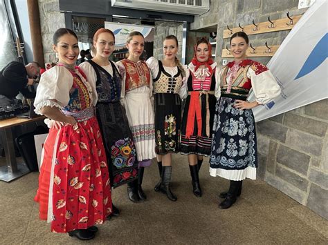 Smútiaci ľudia v krojoch na pohrebe Petra Michaláka