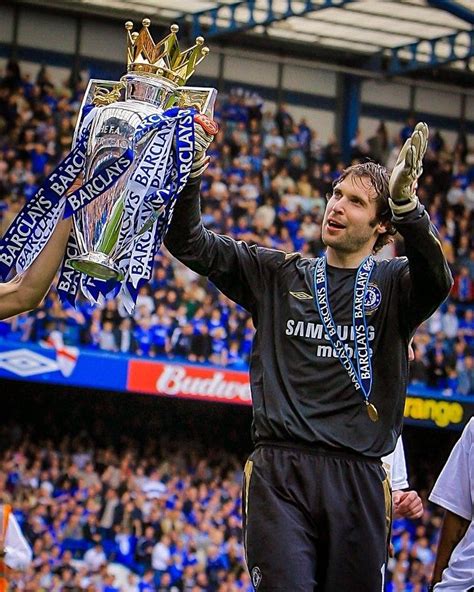 Petr Čech pri zákroku v Premier League