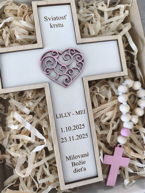 Sviečky a ruženec symbolizujúce modlitbu a pamiatku