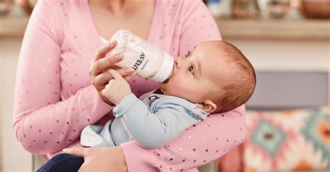 Spokojná matka kŕmiaca dieťa s produktmi Philips Avent
