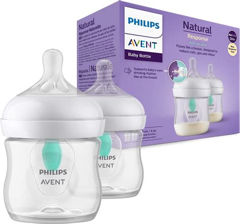 Matka držiaca bábätko s produktmi Philips Avent na stole