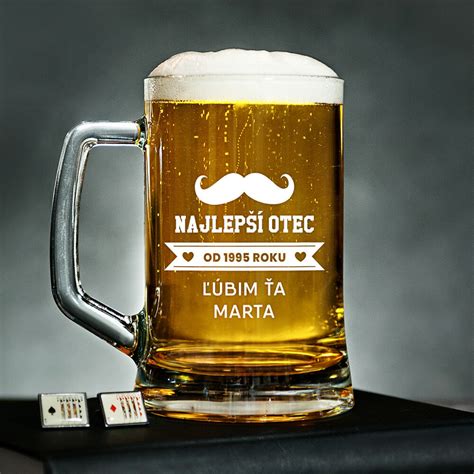 pivná krígeľ na drevenom stole v tradičnej krčme