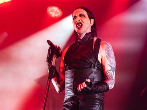 Marilyn Manson na pódiu s extravagantným mejkapom a kostýmom