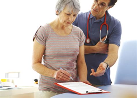 Ilustrácia lekára vyšetrujúceho pacienta