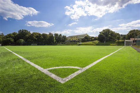 Futbalové ihrisko s hráčmi v akcii