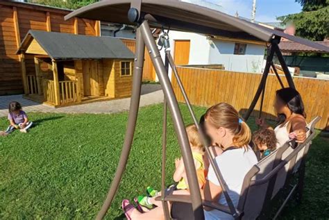 ilustrácia ženy s dvoma deťmi