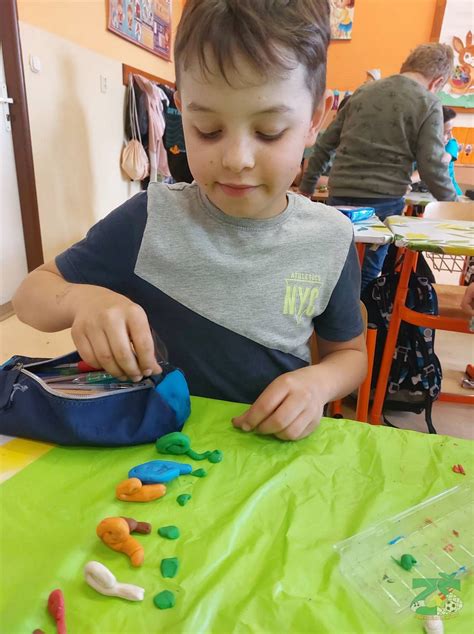 Dieťa hrajúce sa s písmenami z plastelíny
