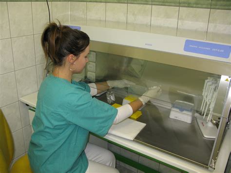 Výskumná laboratórium s vedcami