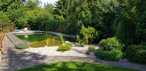 Ilustrácia záhrady s rozprávkovými bytosťami