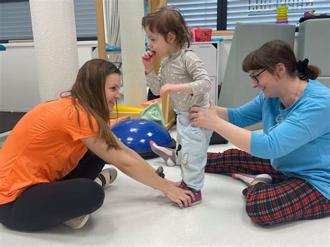 Dieťa cvičí Vojtovu metódu s fyzioterapeutom, zdôrazňujúc význam špecializovanej rehabilitácie.