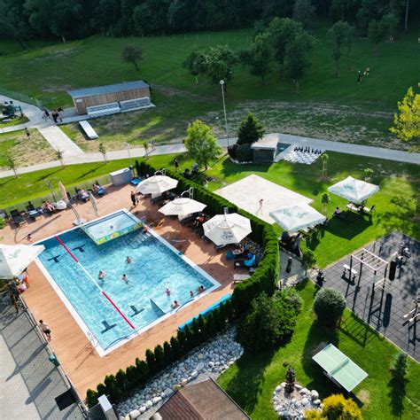 Ilustrácia rodiny hrajúcej sa v rezorte Villa Betula