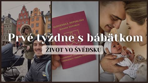 Rodina si prezerá fotoknihu s bábätkom