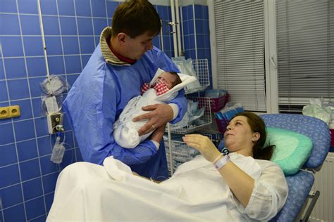 Pôrodník s novorodencom a placentou